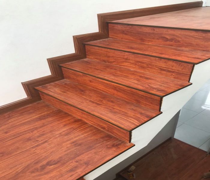 Cầu thang sử dụng sàn nhựa giả gỗ
