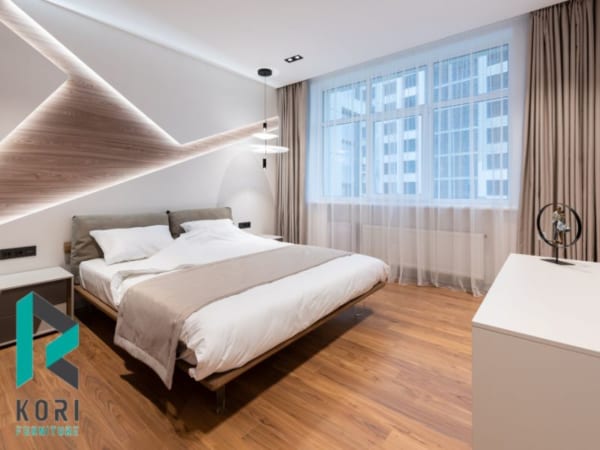 Không gian phòng ngủ ấm cúng với màu sắc tự nhiên của sàn gỗ.