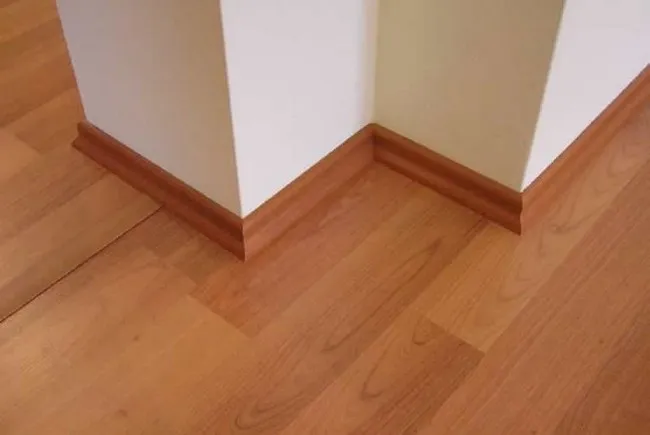Phào chỉ chân tường lắp đặt ở phần chân tường, giúp bảo vệ tường khỏi va đập và bụi bẩn, đồng thời tạo điểm nhấn trang trí cho phần chân tường.