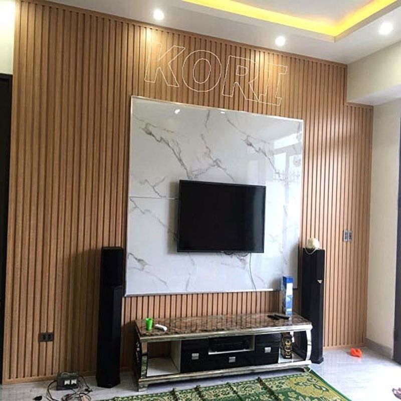 Tấm nhựa ốp tường vân gỗ làm điểm nhấn cho phòng khách